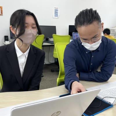 講師研修中です。新人講師の吉田T（左）に懇切丁寧に指導中のエースカジエT（右）