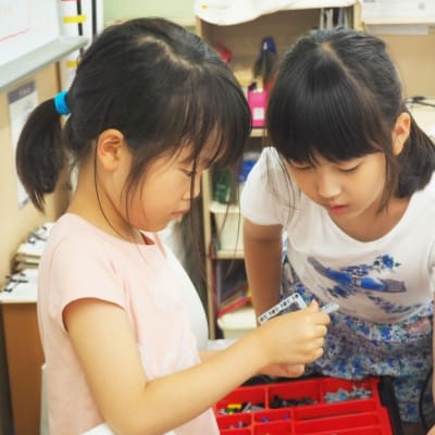 年下の子を教える場面も