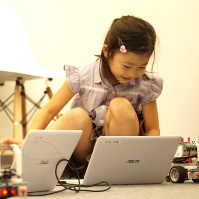 友だちとロボットを通じてコミュニケーション能力も育みます（撮影：2020年7月）