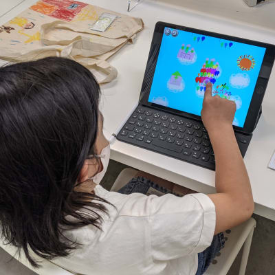 デザインプログラミングコース：自分の描いた絵にプログラミングをして、アニメーション・ゲーム・絵本などをつくり、プログラミングの楽しさと可能性を感じとります。
