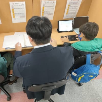 真ん中に先生が座るので、わからないところはいつでも教えてもらえます。