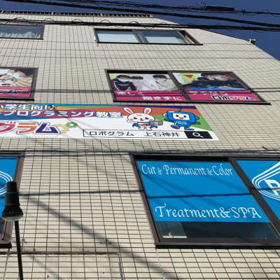 ビル3階の大きな看板が目印！