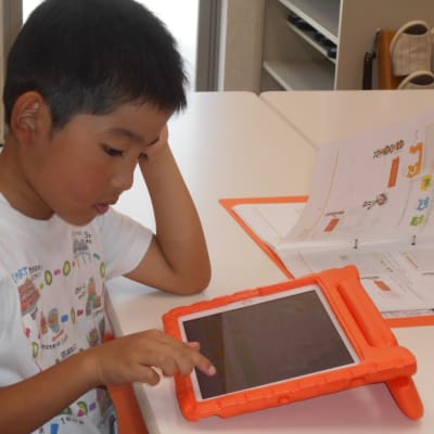 小さなお子様もタブレットに向き合って真剣そのもの。