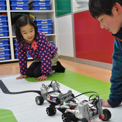 調布校は、お兄さんたちの作ったロボットを見て「すごい！」と感動したり、お兄さんたちも年下の自由な考え方に触れて自分のロボットに活かしたり、まわりの友達といっしょに成長できるのが調布校の魅力です！