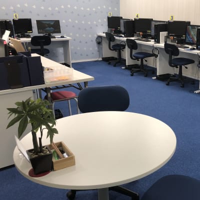 授業スペースは姉妹校のパソコン教室も運営しています
