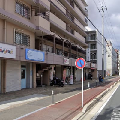 龍谷大学深草キャンパスと同じ師団街道沿いにあります。