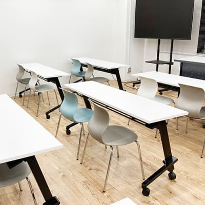 校舎によって異なります。