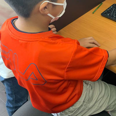 【プライマリーコース】入門編のクラスで、プログラミングに親しむ小学生。夢中になっているのは、ご覧の通り！　思わず立ち上がって操作しています（みなみ野教室）