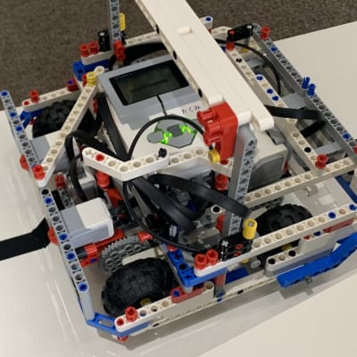 作成ロボット。このロボットはロボカップジャパンに出場したときにつくりました