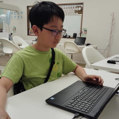 熱心に制作活動に励んでします。