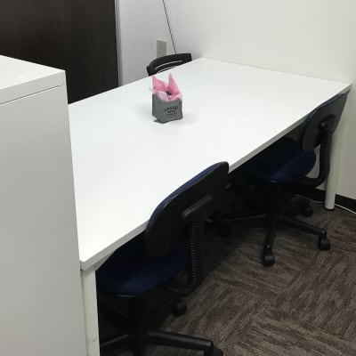 生徒同士向き合ってプログラミング！仲間と知恵を出し合います。