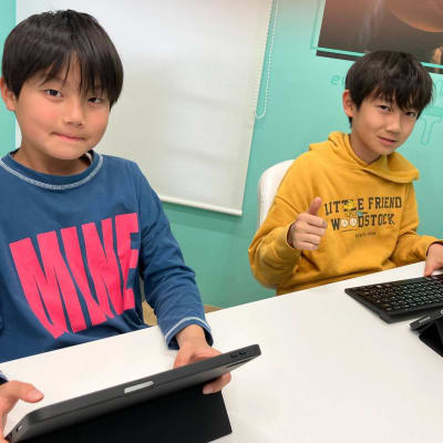 生徒同士の学び合いの機会を大切にしています。様々な学年の生徒がお互い教え合う環境も整っています。