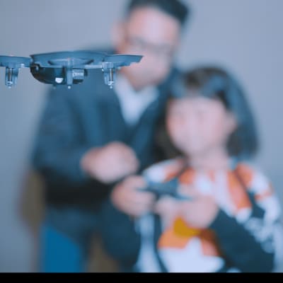 授業初め５分間はドローン操縦をしてクラスメイトとの親交を深めます♪