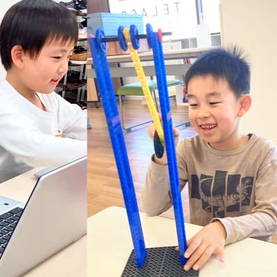 様々な教材を使いプログラミング的思考を育みます。