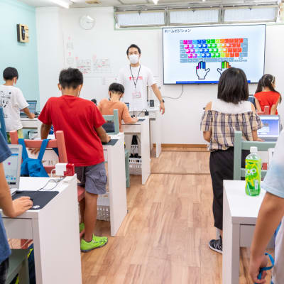 授業の始まりはみんなで挨拶するところから始まります