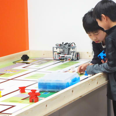 チームを組んで大会に向けてミーティング