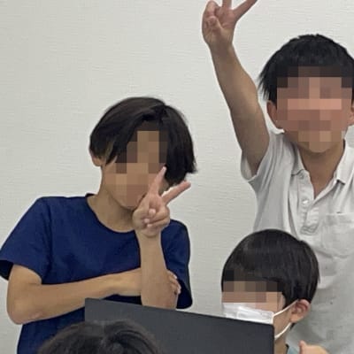 【初級１コース】同じチームの別の先輩が指導交代！カメラを向けると笑顔でビース！ふたりともめっちゃ笑顔です！