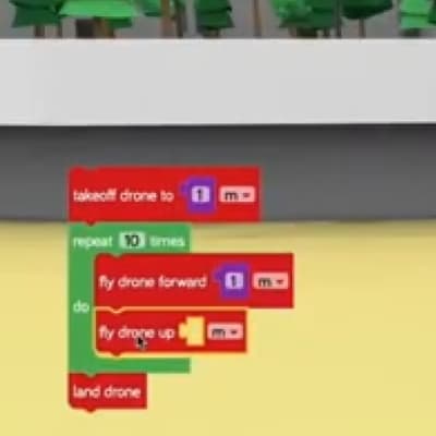 ブロックプログラミングクラスでは、バーチャルロボット教材「ロボティファイ」を使って学びます。（ドローン編）