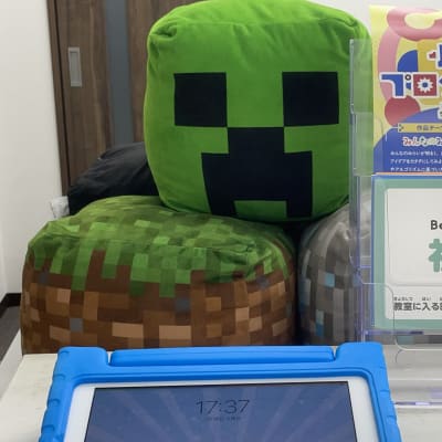レッスンに来たらiPadで出席確認！マイクラクッションがお出迎え！