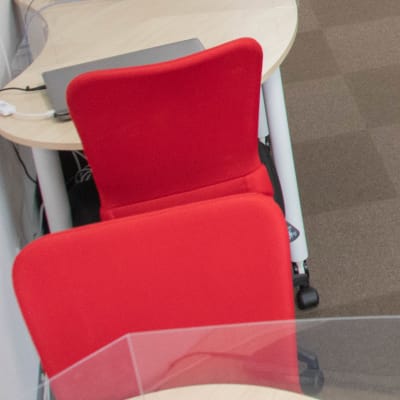 教室の内観　パソコンの間には仕切りを設置しています