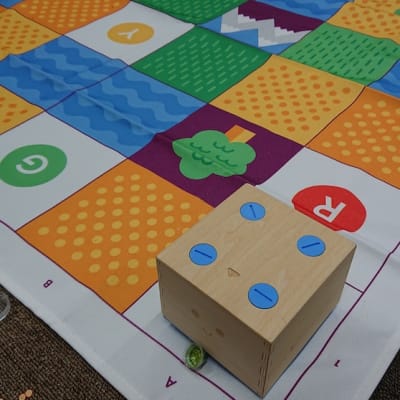 幼児はキュベットを使って木の玩具でプログラミングを学びます