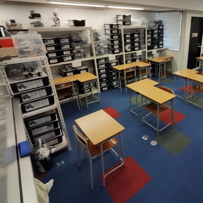 Crefus上大岡校。京浜急行・横浜市営地下鉄 上大岡から鎌倉街道を横浜方面へ徒歩4分。