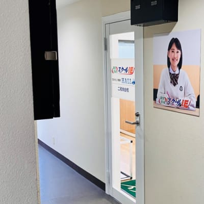 階段を上がっていただくと、2階の右手側に教室がございます