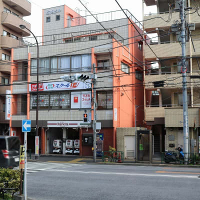 教室外観　明治通り沿い　業務スーパーさん並び