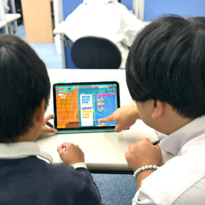 分からないところは、答えを教えるのではなく、プログラムをどう組み立てればいいのか、一緒に考えるようにしています。