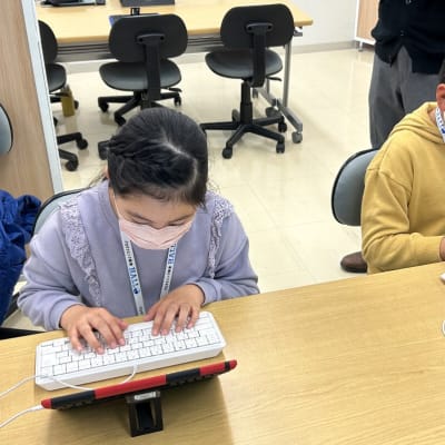 タイピングの基本、ホームポジションと正しい指使いを意識して取り組んでいただきます。