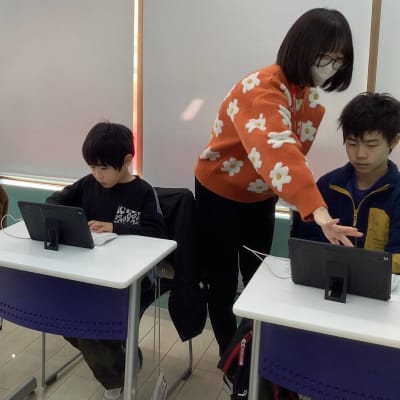 コーチ1名に対して最大3名まで、お子さまごとにきめ細やかな指導を行っております。