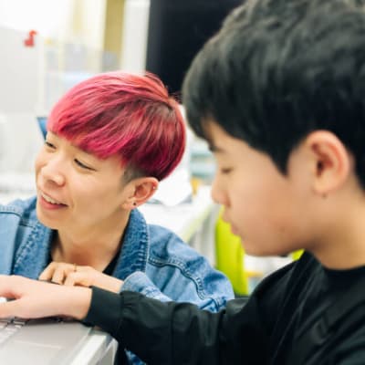 栗木先生：マイクラ本も出版！開発実績豊富で教え方も上手な、子供に大人気の先生