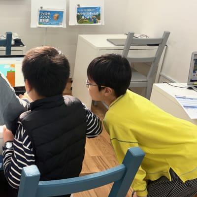 ある生徒が制作中のゲームの周りに、別の生徒たちが自然と集まってきた場面です