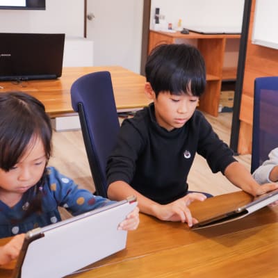 個別学習で生徒の個性に合わせて授業を進めます