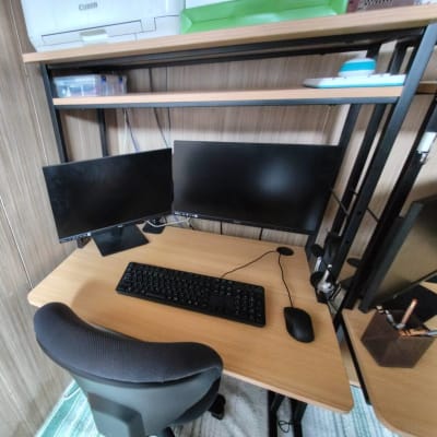 デスクトップパソコンで2画面モニターを各座席に設置しています