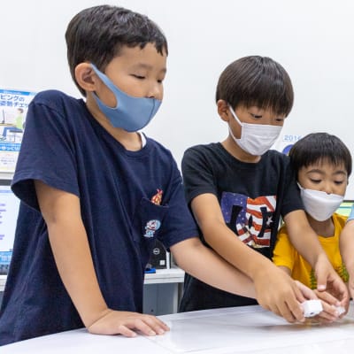 Scratchコースのグループ学習ではみんなでアイデアを出し合います。