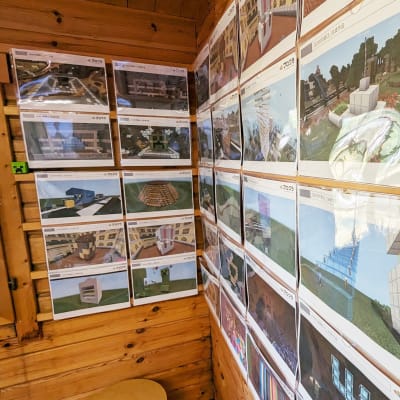 毎月の発表会での作品を壁一面に。保護者さまに成果として見ていただけるようにしています。