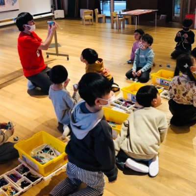 幼稚園へ訪問し、出張レッスンをしている様子です。幼稚園や中学校へ出張レッスンによく伺います。