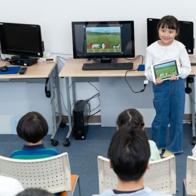 クラスメイトや保護者様の前でオリジナル作品を発表します。自分の言葉で伝える力や構成力が身につきます