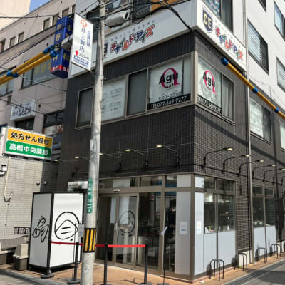 教室は、この建物の3階にあります。2階には美容室があります。