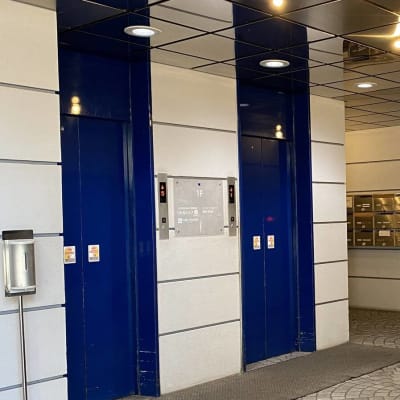 エレベーターを利用してお上がりください。