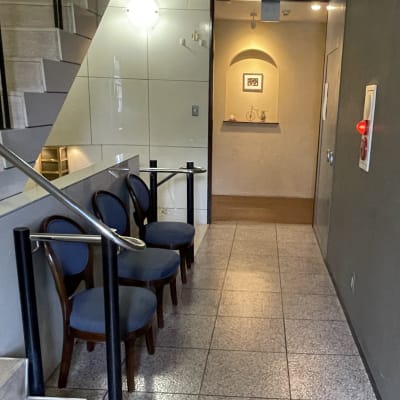 エレベーターで４階に降りたところです！廊下の奥がハックです！通路にある椅子はビルが用意してくださっている待合用で保護者さまも利用できます！