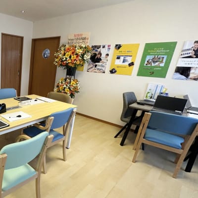 パステルカラーの椅子がかわいい、明るい雰囲気のスクールです。