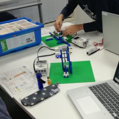 ものづくりを通じて理数系の基礎知識からプログラミングまでじっくり学びます