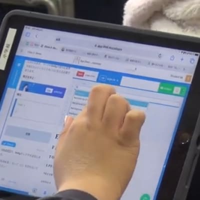コードプログラミングクラスの教材「BSD Education」を使用したカリキュラムは、ユニバーサルキッズキャンプ教室のほか、学校での出張授業を実施しています。