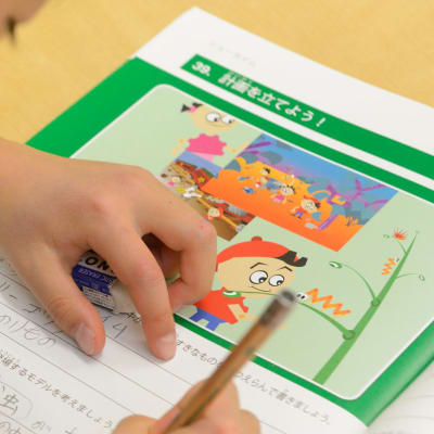 【小学２年生以上：ワールドサイエンス】数学的な言語や図表を使い、答えを推測したり検証したりする力を養います。