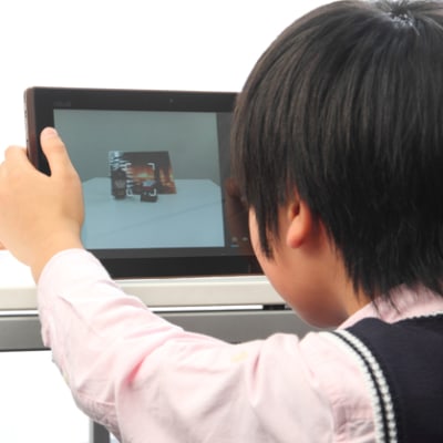 作品を写真に撮る子ども