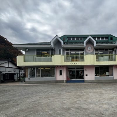 国道20号沿いにございます！入口が少し狭いので、お車の場合はお気を付け下さい！