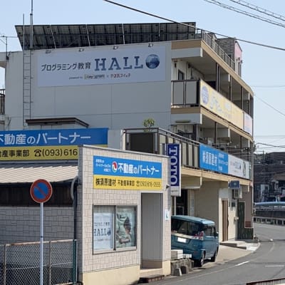 教室のある建物の外観です。 この建物の１階に教室があります。