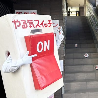 教室は階段を上って２階になります。パンフレットも２階でお渡ししています。